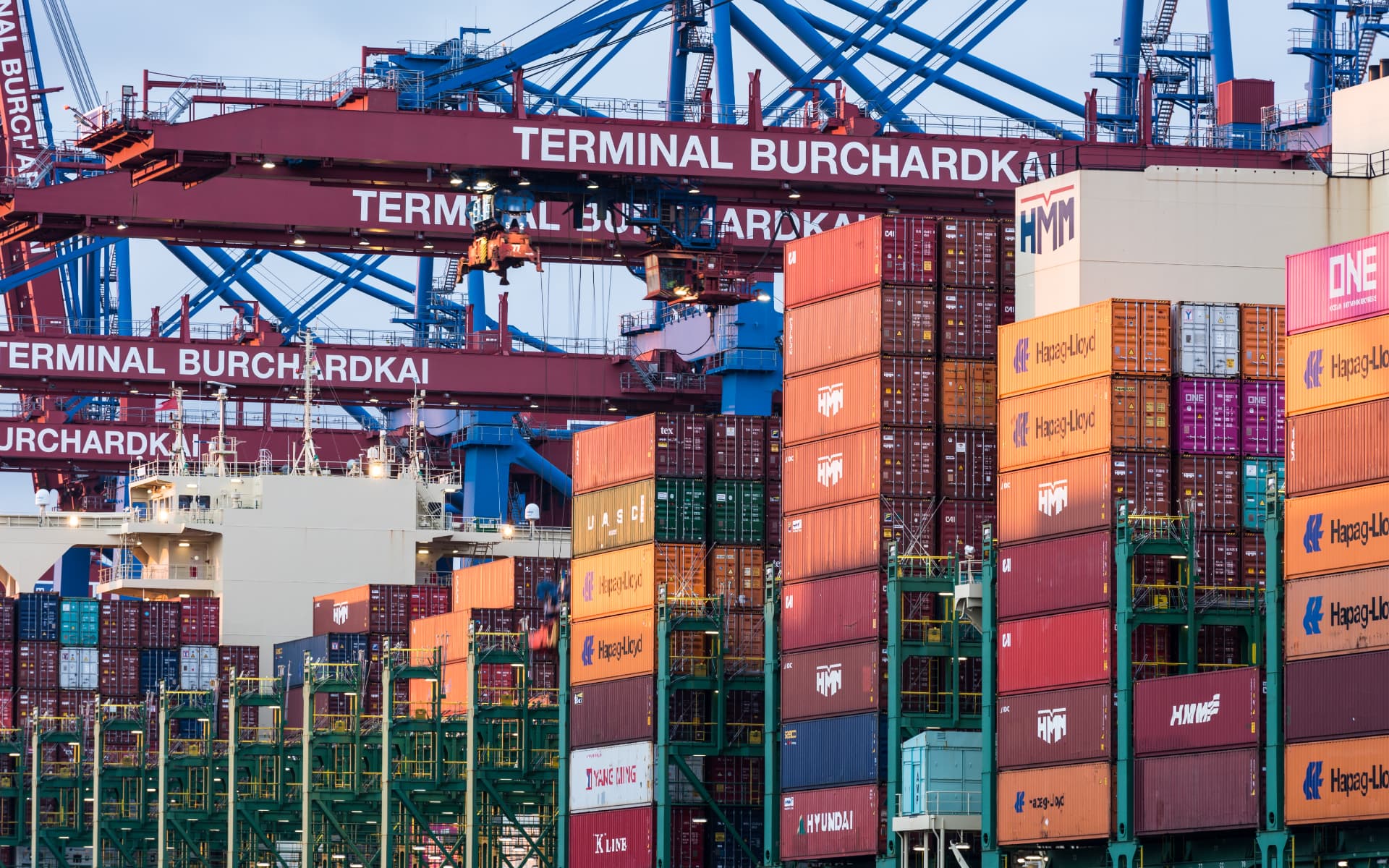 Tumpukan peti kemas di terminal pelabuhan