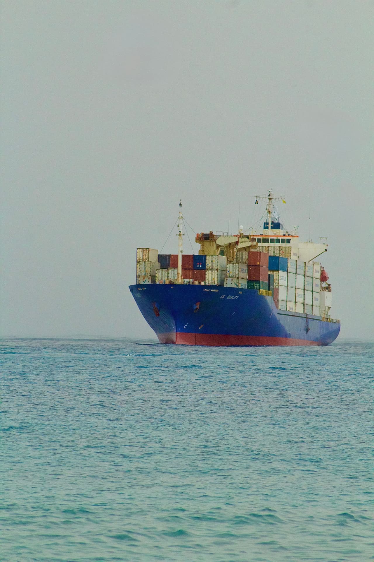 Kapal melintasi perairan dalam operasi maritim